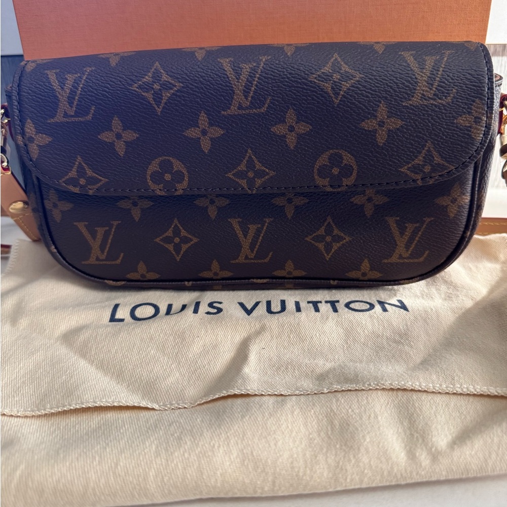 Louis Vuitton- Ivy wallet chain - Brand New w Purchase receipt.